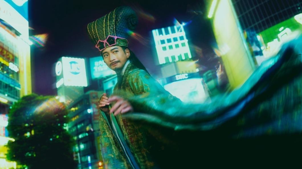 向井理戴上孔明造型帽後,身高其實逼近210公分,讓粉絲笑說是最高的孔明。(圖/翻攝自派對咖孔明官方推特)