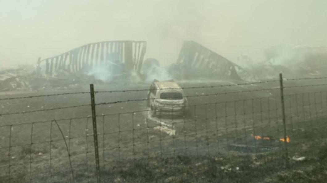 總共有超過80輛車遭到波及。（圖／翻攝自推特＠IDOT_Illinois）