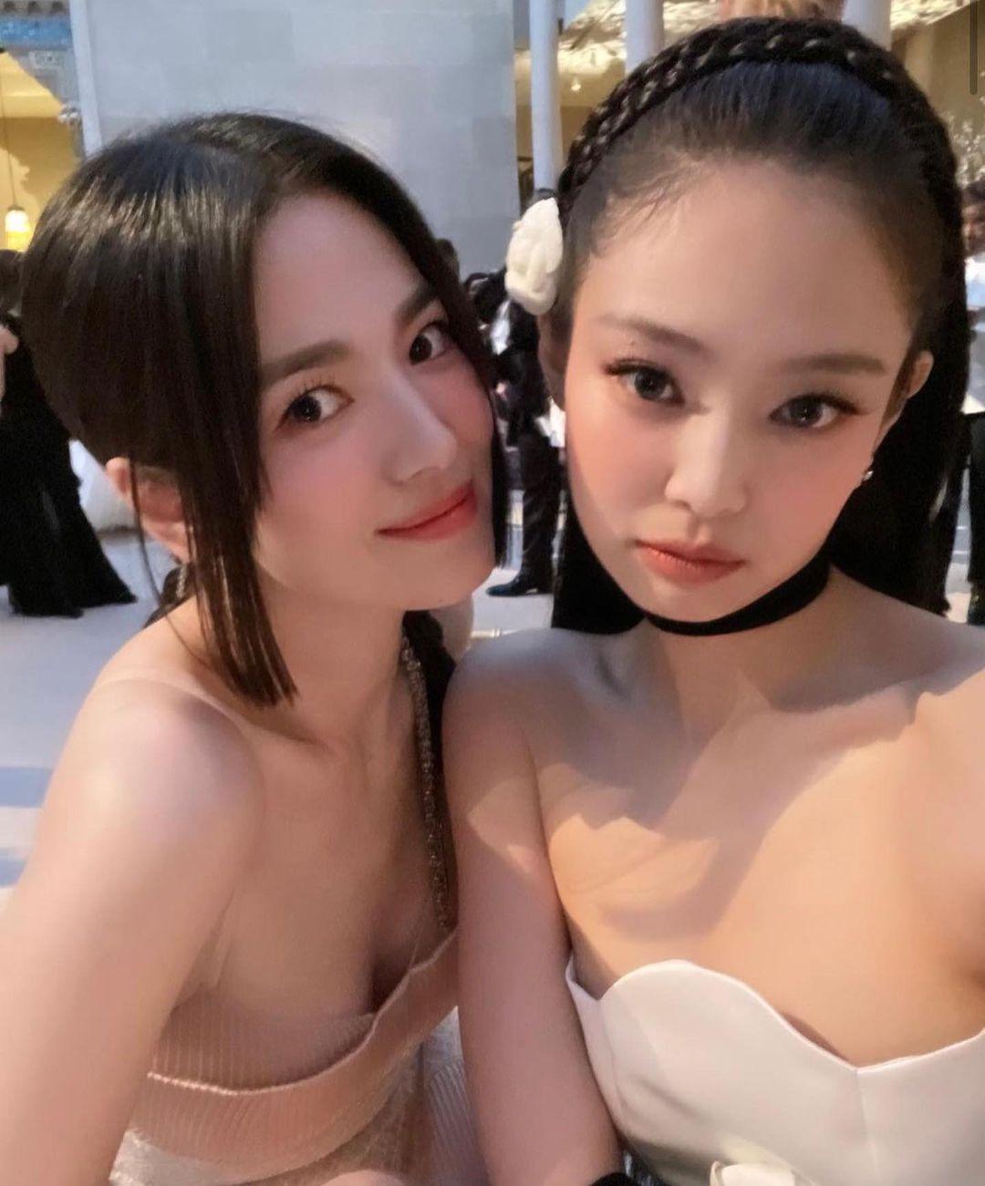 宋慧喬跟Jennie在Met Gala活動上合照。(翻攝自harpersbazaarsg IG)