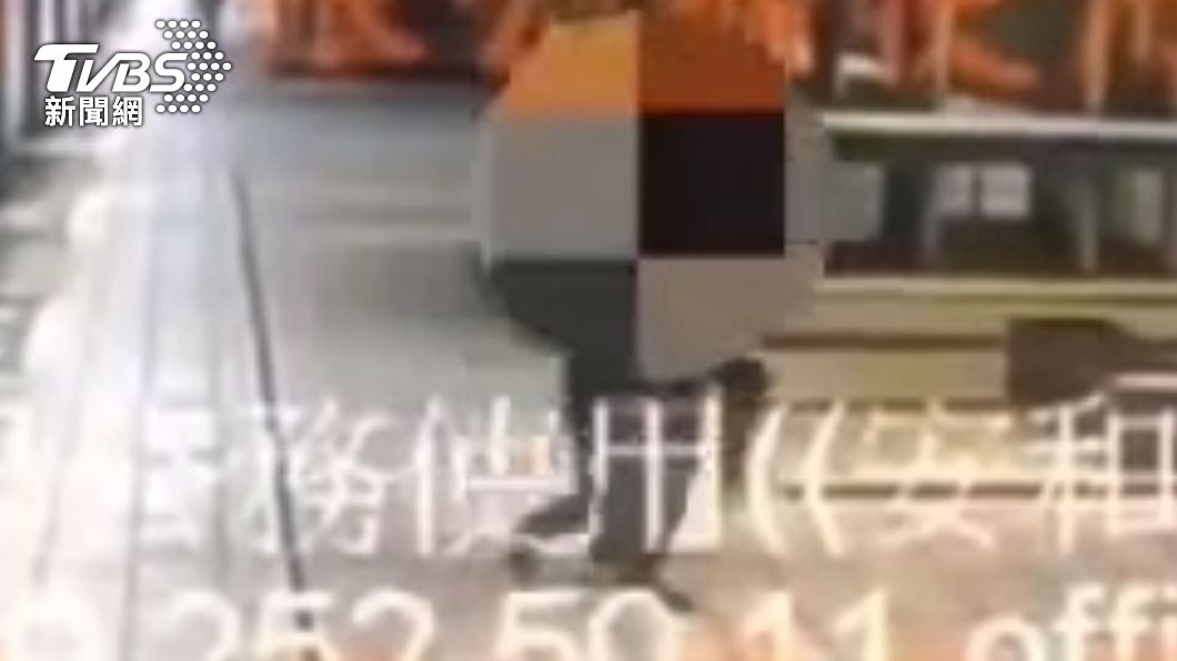 許男抓著B女。(圖/TVBS)