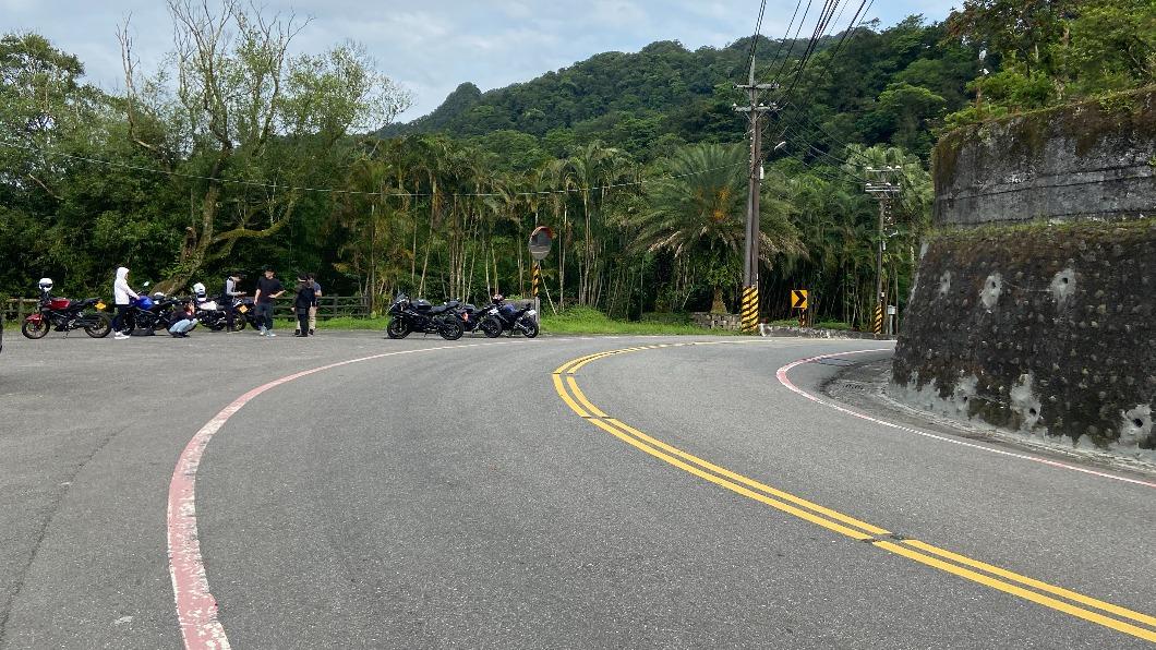 車禍的地點就位在新北市平溪區靜安路二段的山路,疑過彎不慎跨越雙黃線,剛好撞上對向的白色休旅車。(圖/瑞芳分局提供)