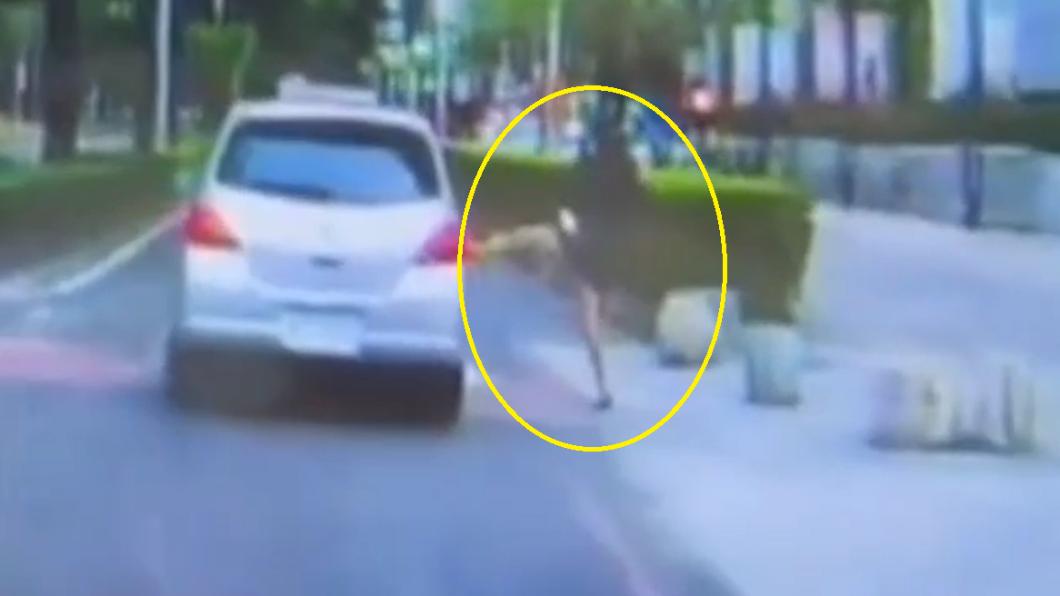女子伸右腳踹車。（圖／翻攝自社會事新聞影音）