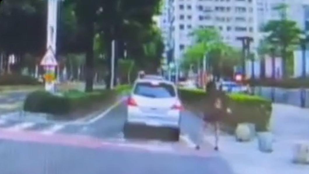 該車輛也嚇到停車。（圖／翻攝自社會事新聞影音）