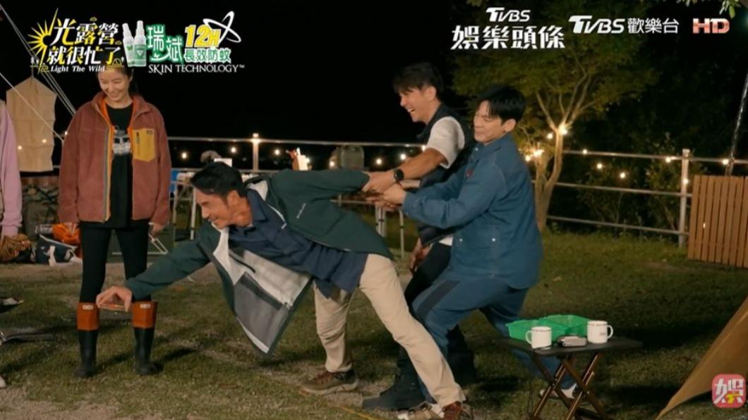 3個男生為了過關,無所不用其極。(圖/翻攝自《光露營就很忙了》)