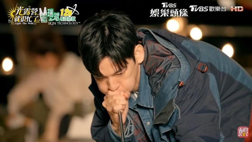 林柏宏認真地吹氣生火。(圖/翻攝自《光露營就很忙了》)