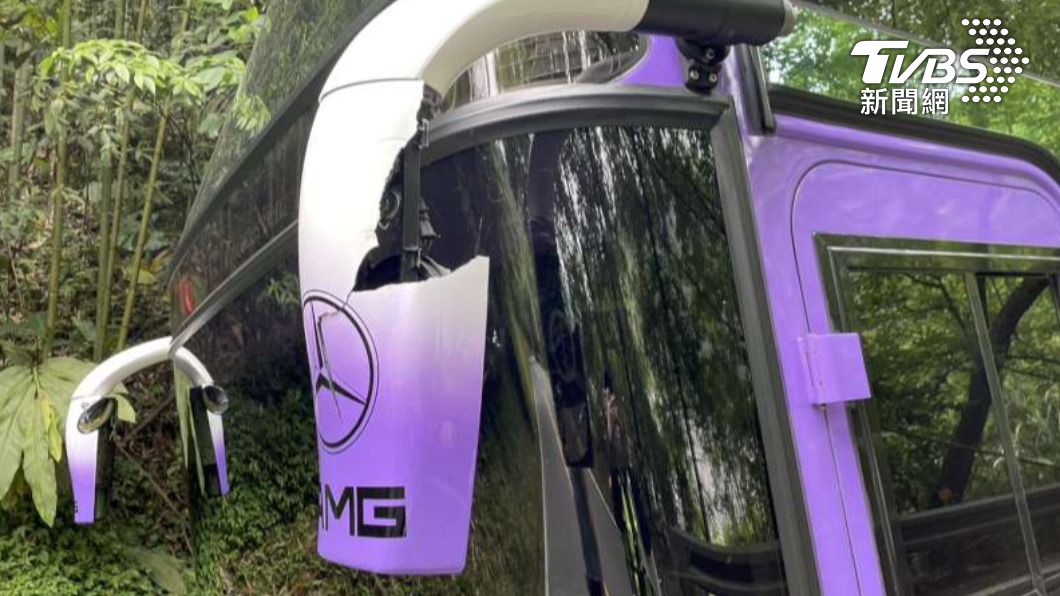 遊覽車車殼破損，所幸無人受傷。（圖／警方提供）