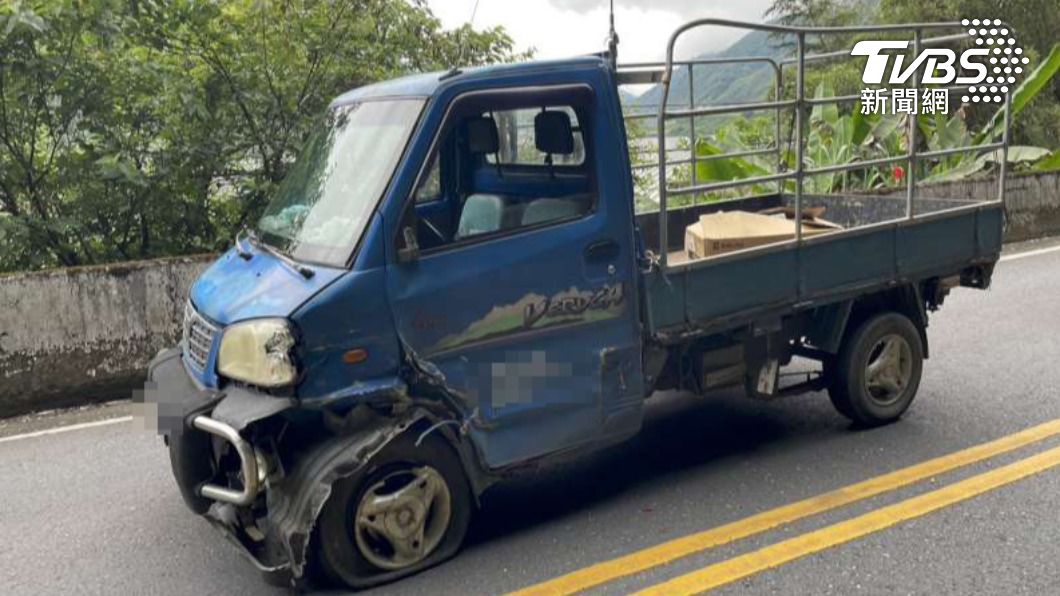 小貨車車頭被撞凹變形。（圖／警方提供）