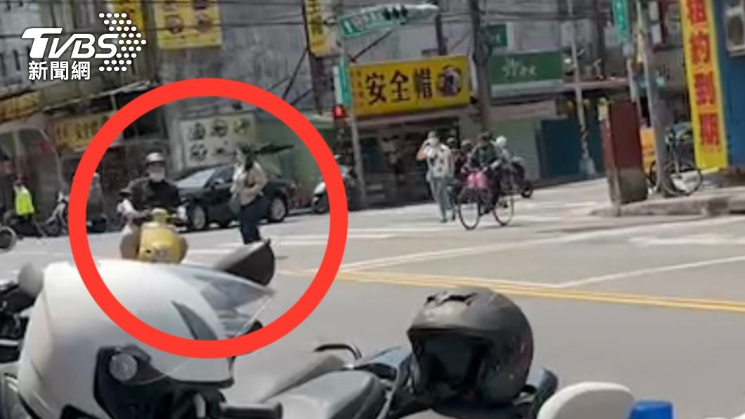 板橋警方於重點路口取締。(圖/TVBS)