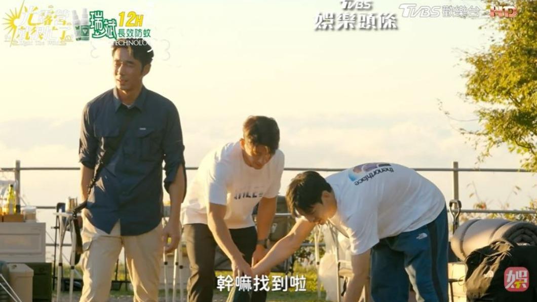 李李仁故意埋怨林柏宏「幹嘛找到帳篷支架」。(圖/翻攝自《光露營就很忙了》)