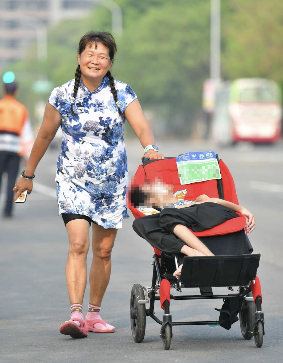 剛鐵媽帶著腦麻兒參加三鐵。(圖/翻攝自小比的跑旅雜記)
