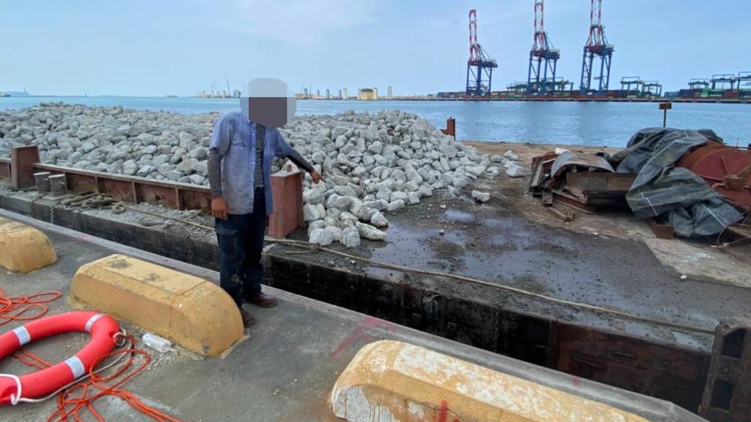 當時陳姓駕駛所駕駛的挖土機,就在這個高能203號工作船上,進行清理港區淤泥作業,應該是操作不當,才會發生意外。(圖/基隆港務警察局提供)