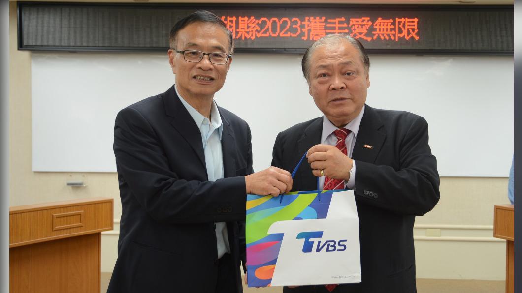 澎湖縣長陳光復(右)、財團法人TVBS 信望愛永續基金會副董事長黃宗仁(左) (圖/澎湖縣提供)