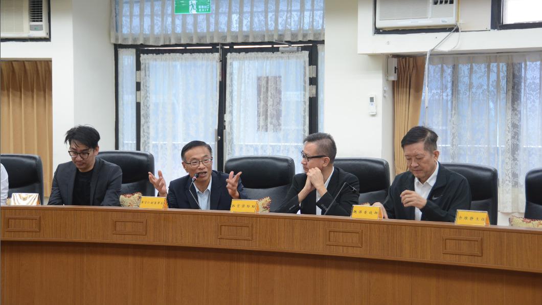 陳光復感謝TVBS信望愛永續基金會,跨海造福離島弱勢家戶。 (圖/澎湖縣提供)
