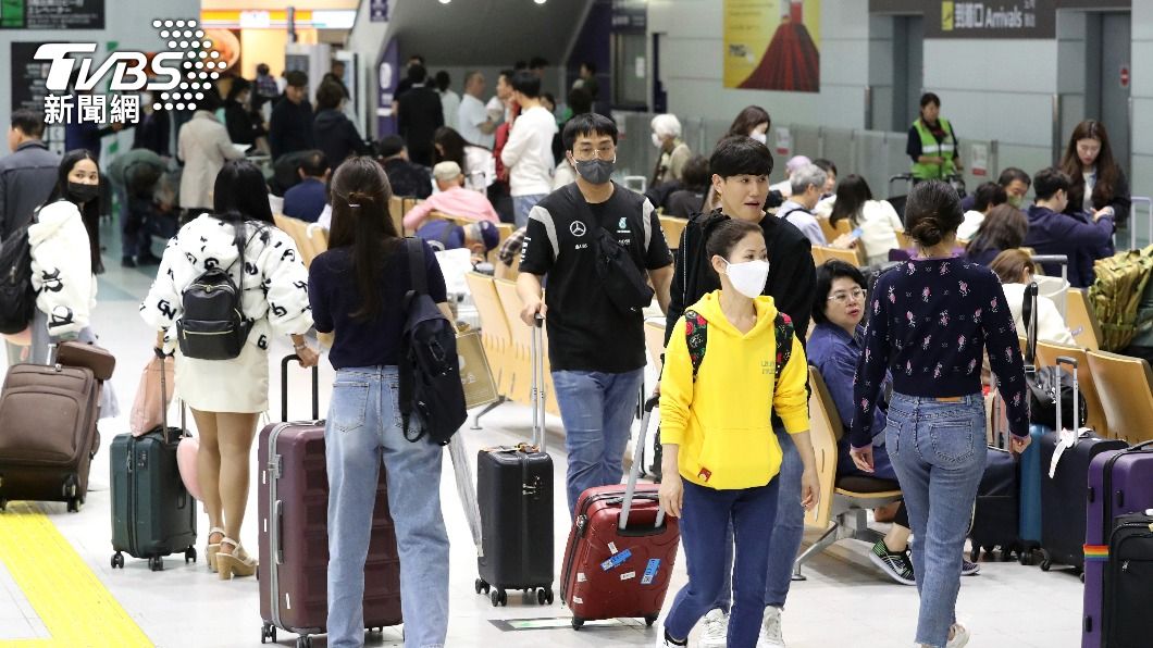 黃金周期間,願意出國旅遊的日本人仍只有疫情前的約20%。(圖/達志影像美聯社)