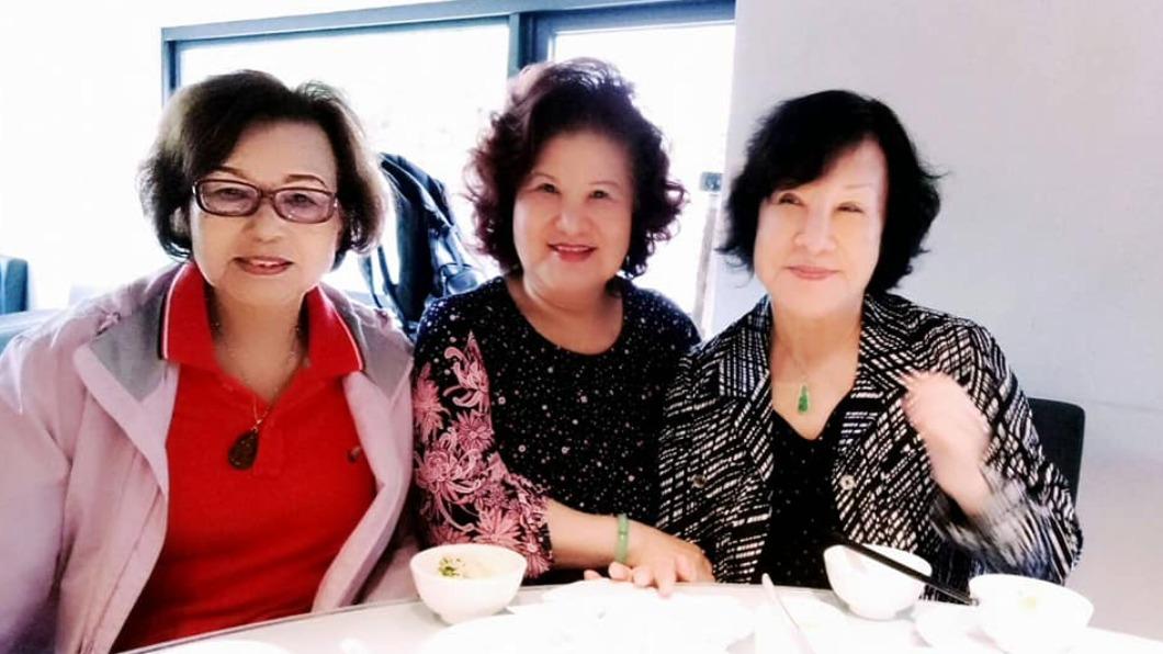 紀露霞(左起)和白莎、楊小萍感情很好,私下時常相約聚餐。(圖/翻攝自白莎臉書)