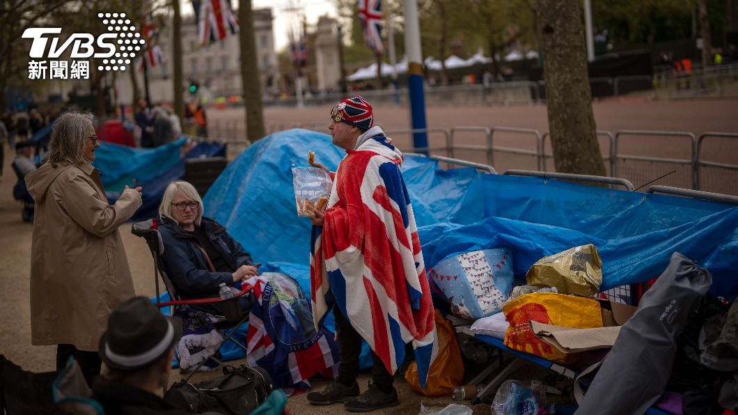 英王查爾斯加冕典禮即將登場 鐵粉提前沿路紮營卡位