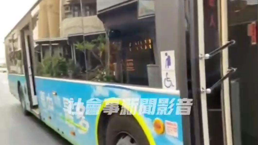 當時公車尚無乘客。(圖/翻攝自社會事新聞影音)