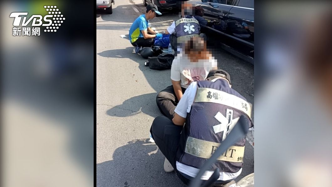 獨家/以為撿完三明治就沒事?害後方姊弟煞不住慘摔