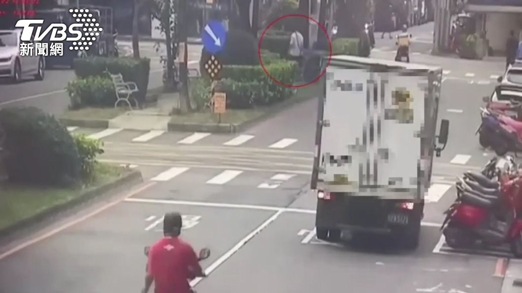 監視器拍下張男棄置骨灰罈的過程。（圖／TVBS）