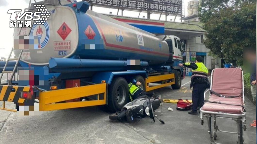 陳姓婦人當場被捲入油罐車右輪車底。(圖/警方提供)