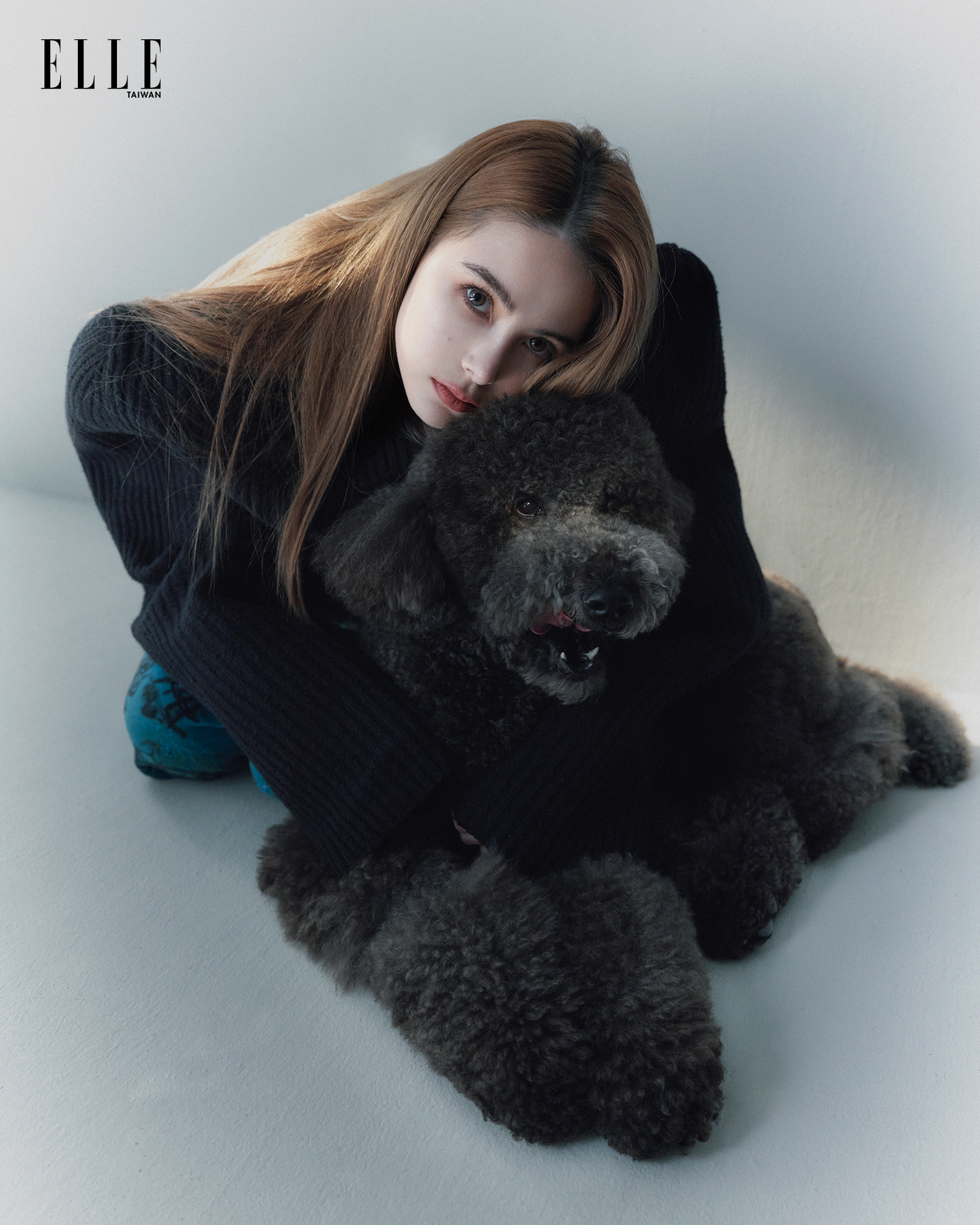 昆凌與愛犬Mojito一同入鏡。(圖/ELLE雜誌提供)