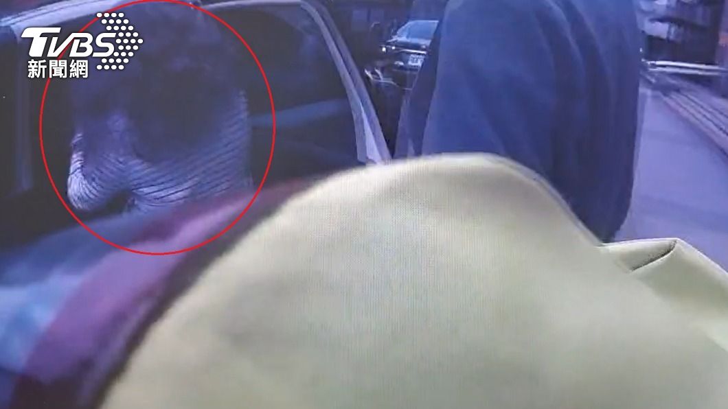 警方依詐欺現行犯身分將婦人帶回偵辦。(圖/TVBS)