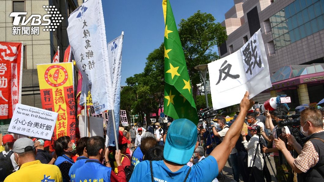 美國25家軍火商出席國防產業論壇,統派場外抗議。(圖/胡瑞麒攝)