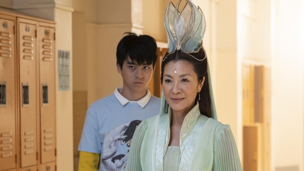 台灣新生代演員劉敬與奧斯卡新科影后楊紫瓊於《西遊ABC》同台飆戲。(圖/Disney+提供)