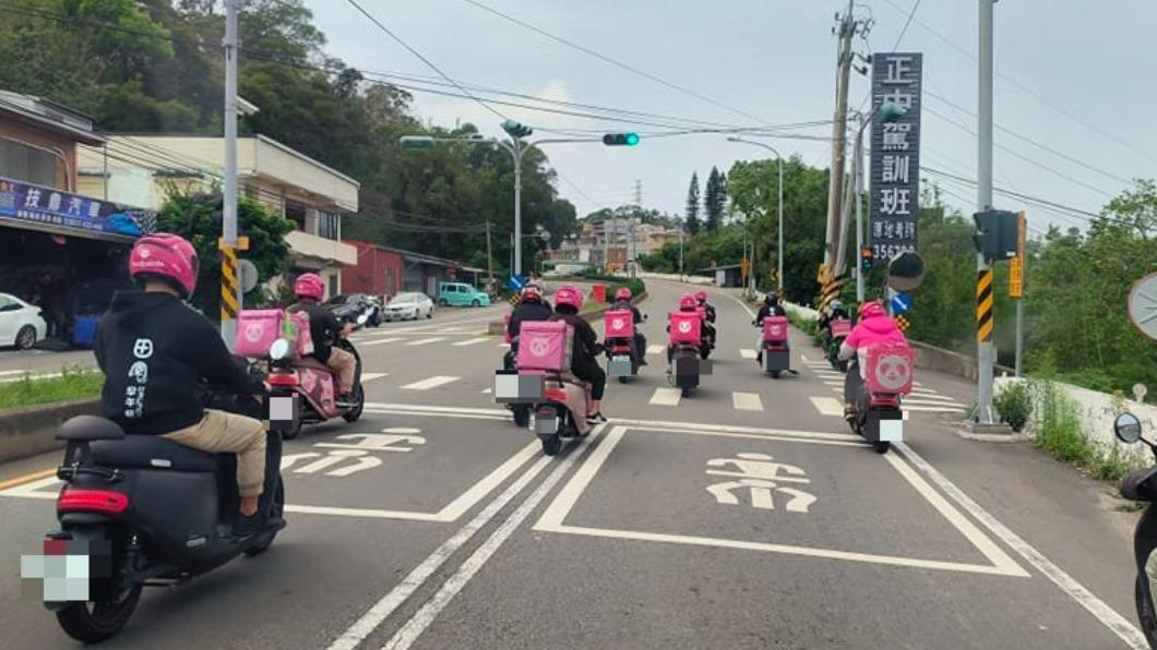 訂單爆量?苗栗驚見「11車熊貓大隊」擠路口 背後真相藏洋蔥