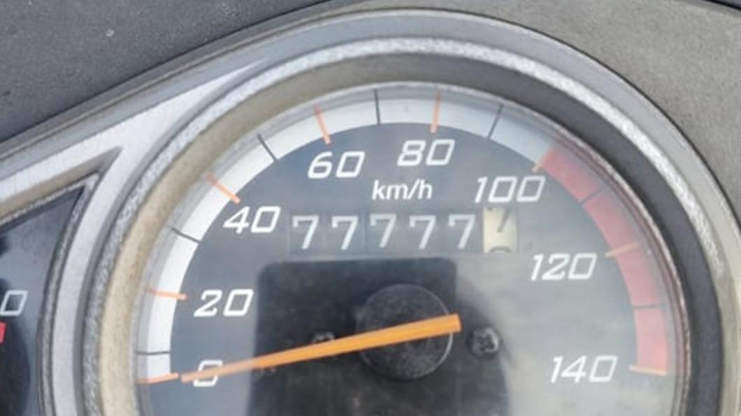 尪騎車突停!只為拍下「重要時刻」 眾秒懂:男人的浪漫