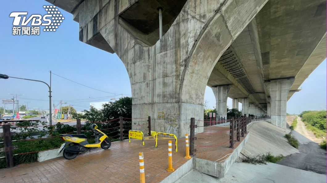 老翁陳屍地點鄰近和美交流道。(圖/和美警分局提供)