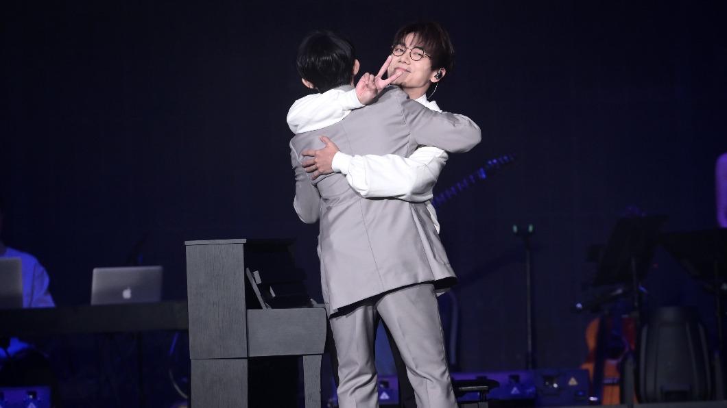 林家謙擔任林宥嘉第3場演唱會嘉賓,2人在台上開心相擁。(圖/華研國際提供)