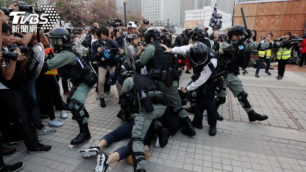 港警暴力驅散示威人潮的畫面引發不少負面觀感。（圖／達志影像美聯社）