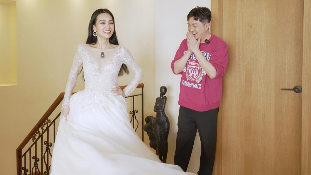 王思佳(左)穿上6年前的婚紗。(圖/TVBS)