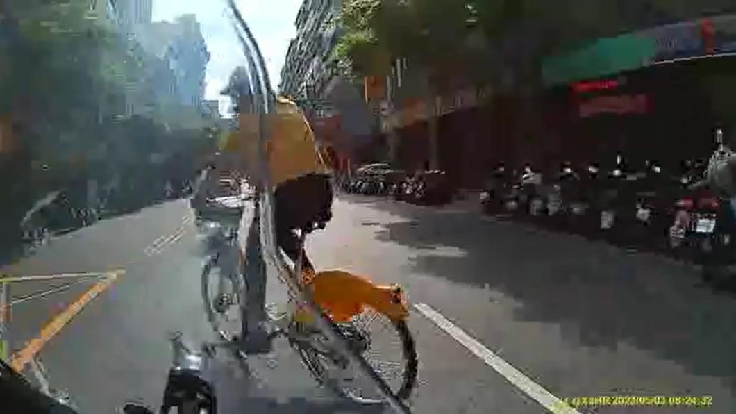 周姓女子突然內切,導致機車騎士閃避不及撞上。(圖/TVBS)