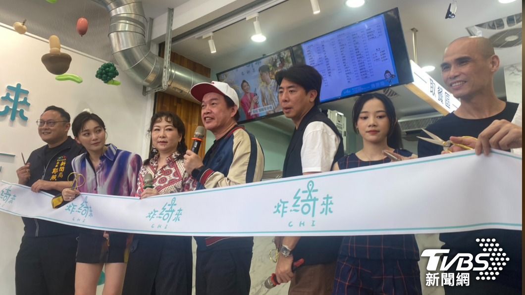 張文綺鹽酥雞店開幕,好友們到場站台。(圖/林彥君攝)