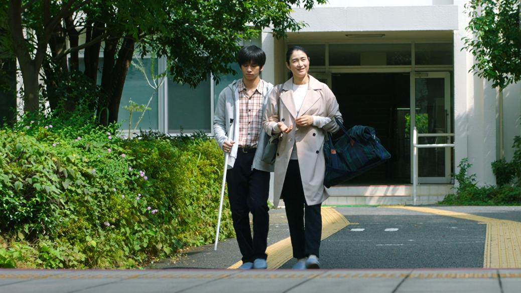 田中偉登飾演看不見的兒子,小雪陪伴兒子去盲人高中就讀。(圖/威視電影提供)