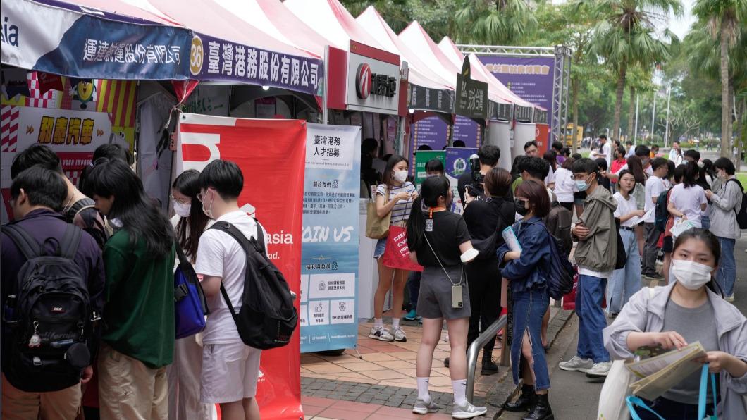 76家企業來搶人!輔大就業博覽會 餐飲業缺工「加薪」吸眼球