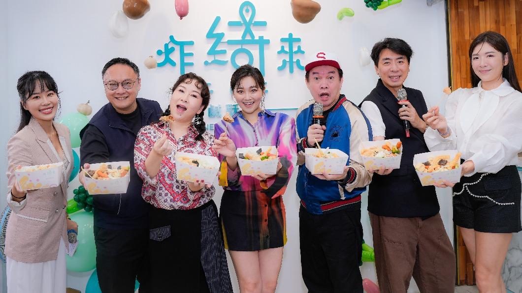 張秀卿(左3)力挺張文綺(左4)開店。(圖/炸綺來提供)