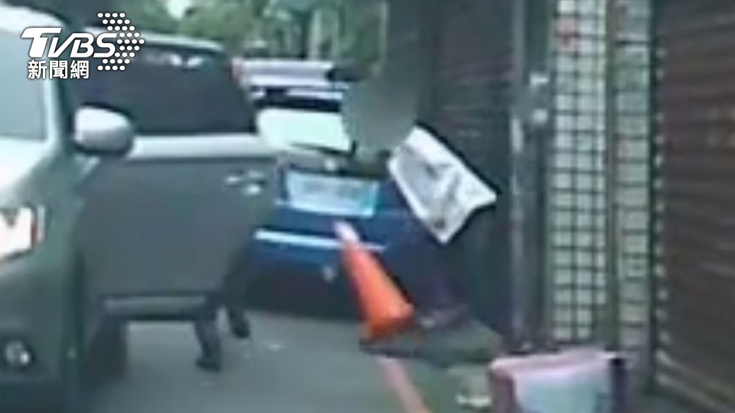 不想被關!通緝犯攜女友逃 警逮人驚「掌心雷已上膛」