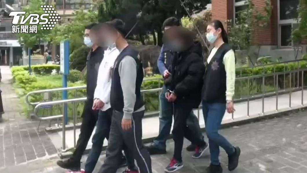 情侶檔被警方移送。（圖／TVBS）