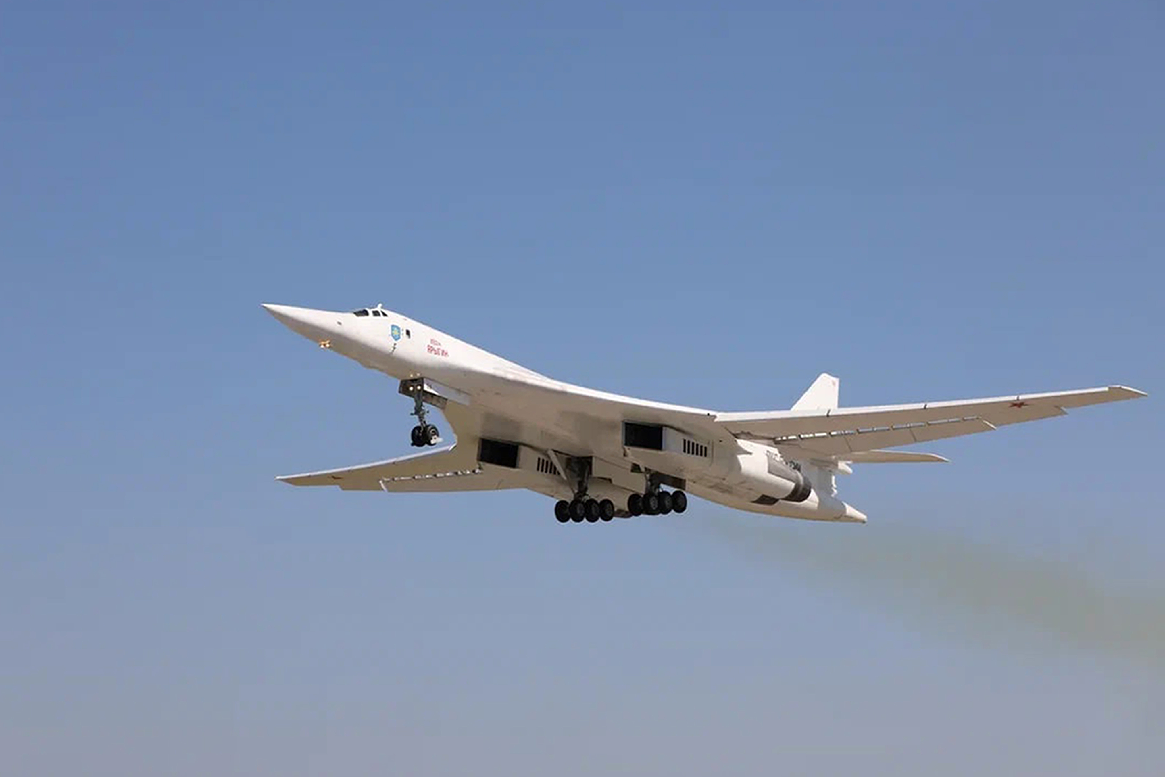俄國Tu-160戰略轟炸機在巴倫支海的中立空域飛行,時間長達14個小時,並執行空中加油任務。(畫面來源:AP)