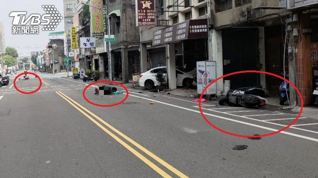 少年開車擊落多輛機車。(圖/TVBS)
