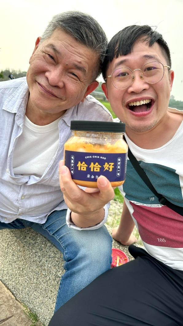 澎恰恰攜手兒子皮皮賣泡菜。（圖／翻攝自澎恰恰臉書）