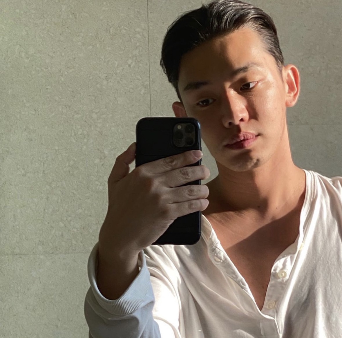 劉亞仁接連爆出濫用藥物消息,恐怕眼前星路不好走。(圖/翻攝自유아인YOOAHIN IG)