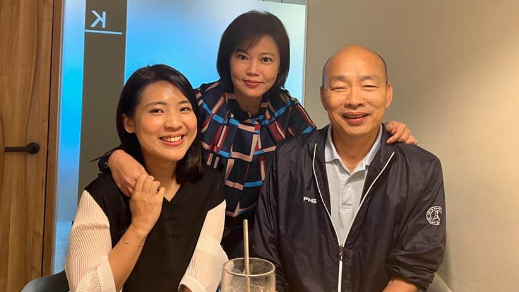 游淑慧宣布退選後,立刻與韓國瑜、徐巧芯喝咖啡「討拍」。(圖/翻攝自游淑慧臉書)