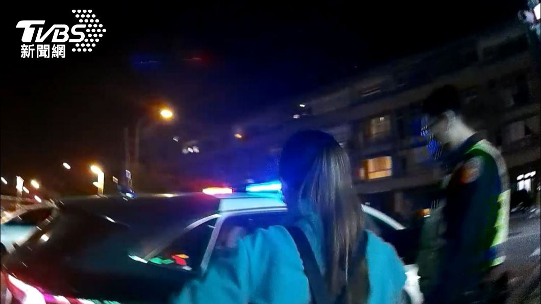 馬尾小姐姐深夜趴睡超商 一查竟曾「家暴前夫」遭通緝