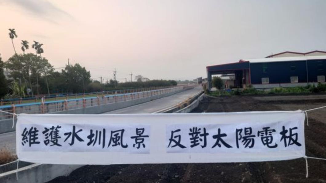八堡圳要蓋光電板！居民憂「母親河」遭污染　怒掛布條抗議