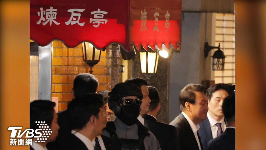 尹錫悅（右下）指定想吃銀座一家蛋包飯，日方也從善如流安排。（圖／達志影像美聯社）