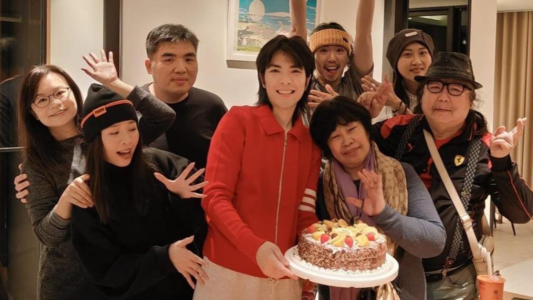 蕭敬騰慶祝爸爸76歲大壽！豪送200萬驚喜大禮　原因超貼心